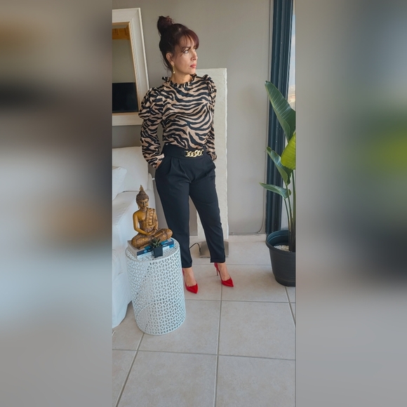 Animal PrintLong Puff SleeveMock NecklineBack Keyhole Closure - Picture 2 of 3